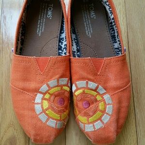 Women's TOMS size 8